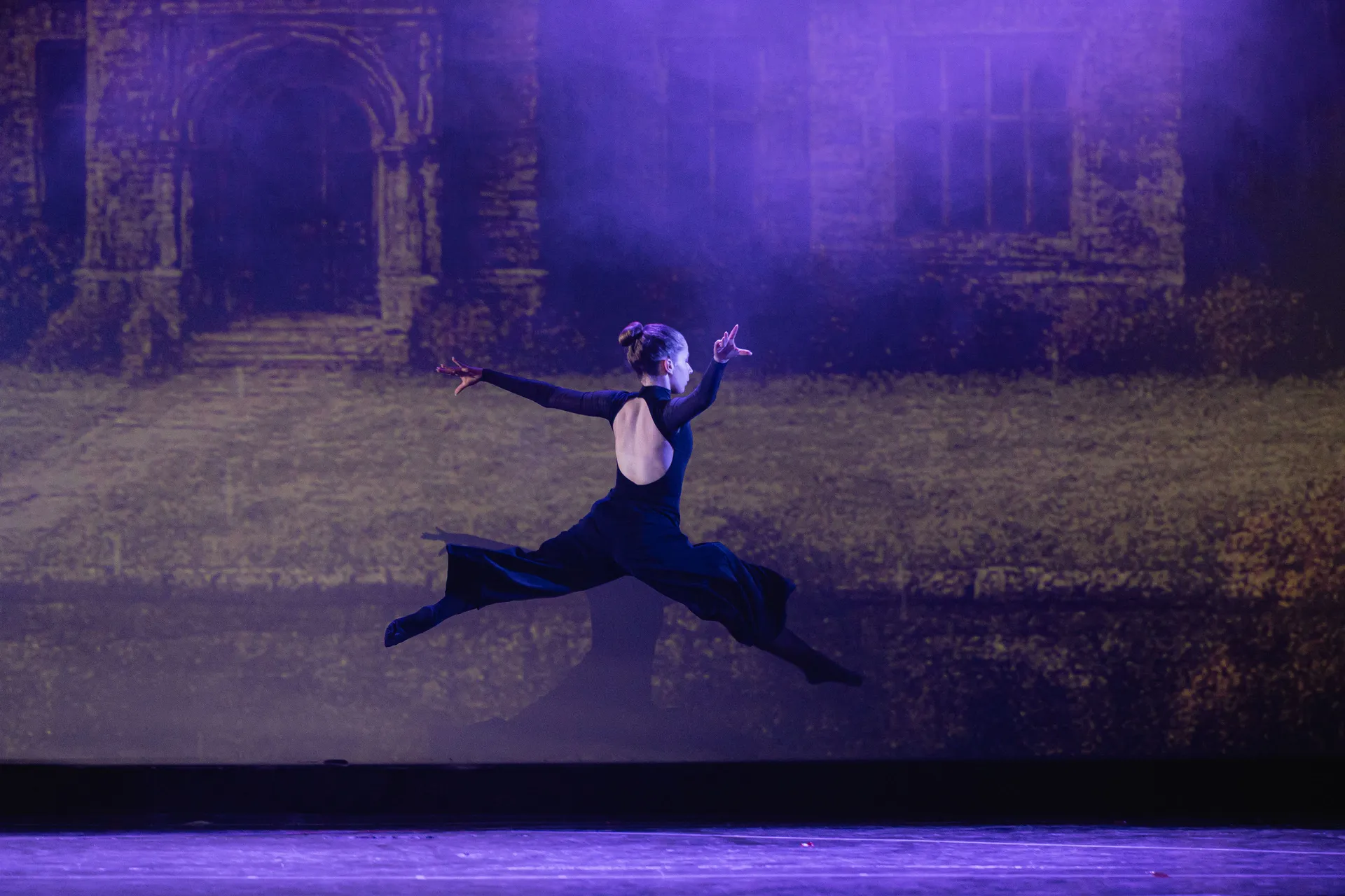 Ballerina in volo durante un salto acrobatico sul palco, saggio del centro Melody di Conversano