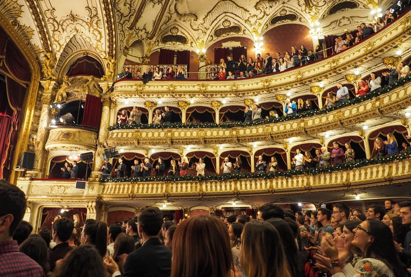 Performance sul palco a teatro