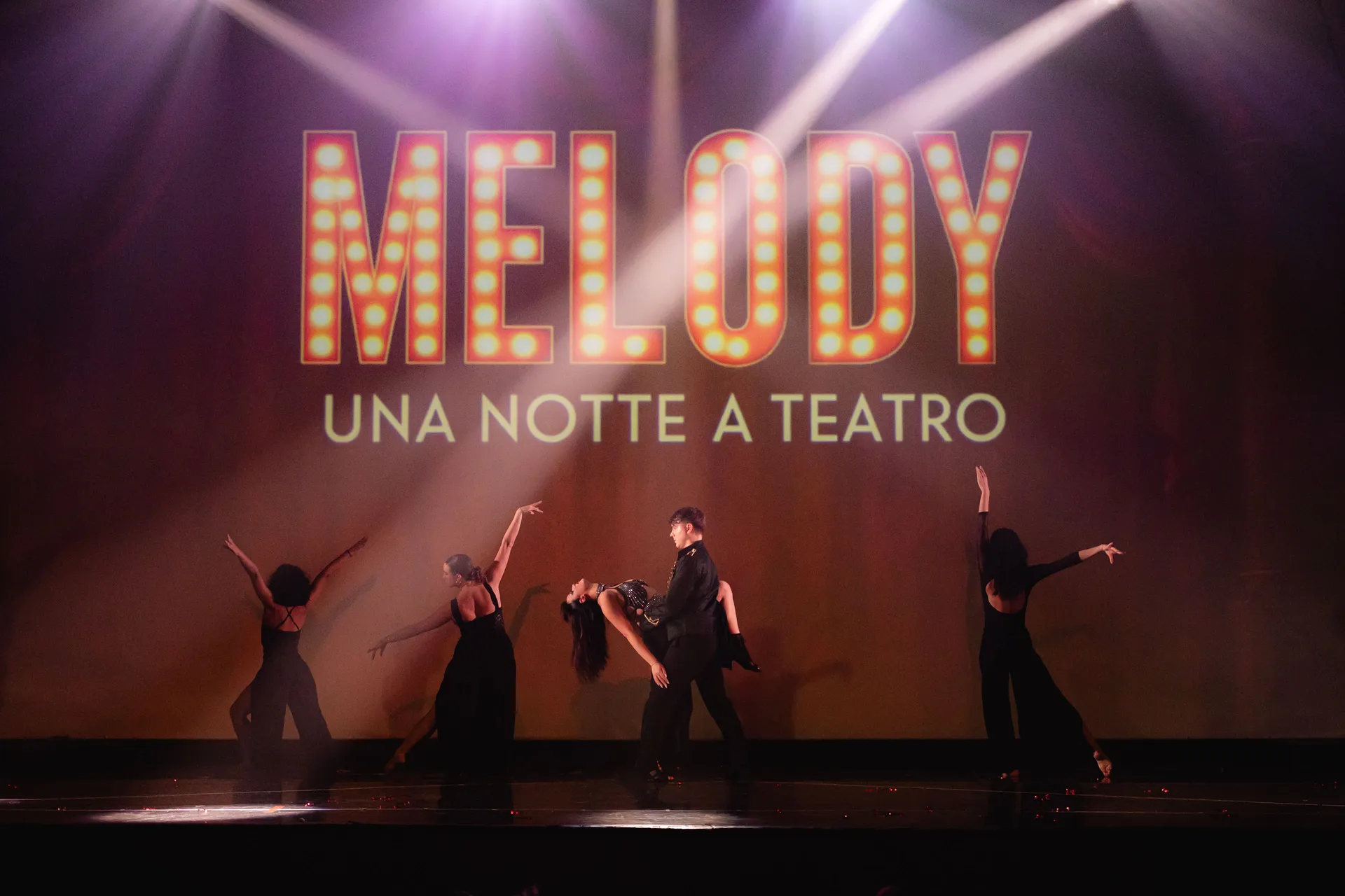 Cast al completo in scena durante il saggio Melody "Una notte a teatro"